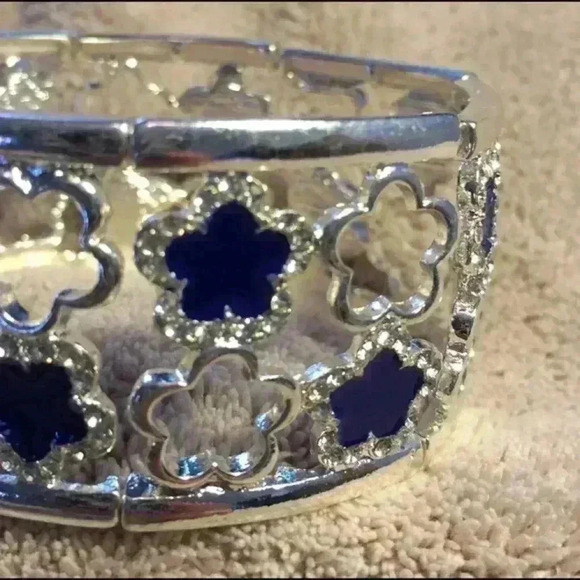 NEW**Gorgeous Silvertone, Black & Crystal bracelet - Picture 2 of 2